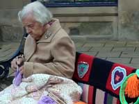 104 ans, artiste tricoteuse, la classe !